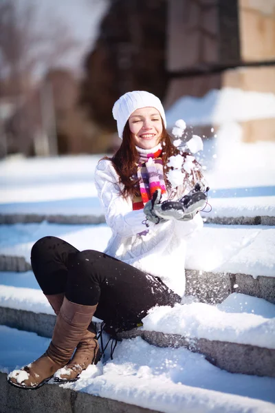 雪と遊ぶ女の子 — ストック写真