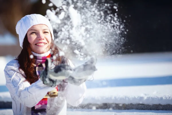 Chica jugando con la nieve — Foto de Stock