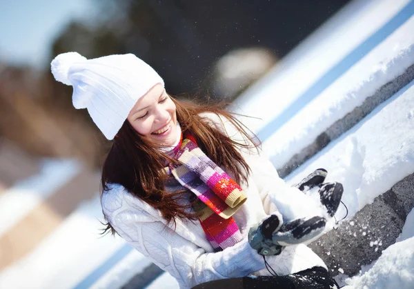Hóval játszó lány — Stock Fotó