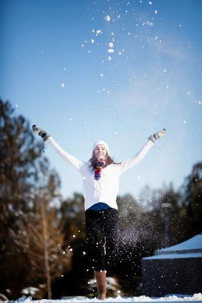 Ragazza che gioca con la neve — Foto Stock