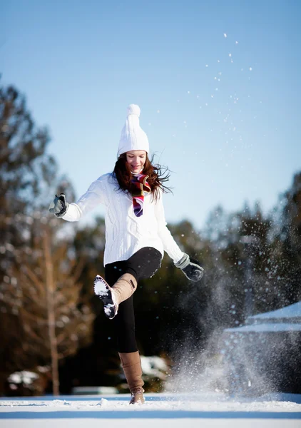 Chica jugando con la nieve —  Fotos de Stock