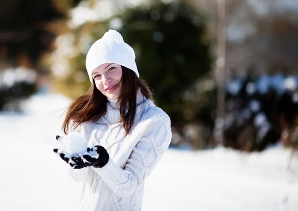 Девушка играет со снегом — стоковое фото
