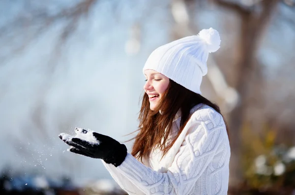 Tyttö leikkii lumella — kuvapankkivalokuva