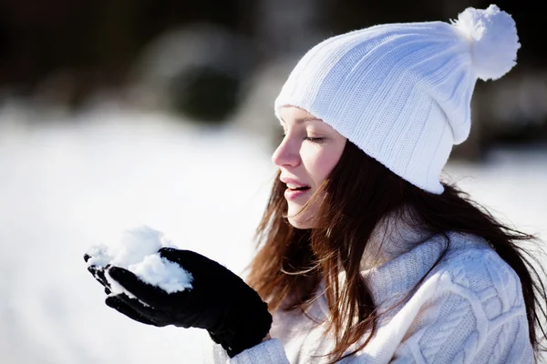Tyttö leikkii lumella — kuvapankkivalokuva