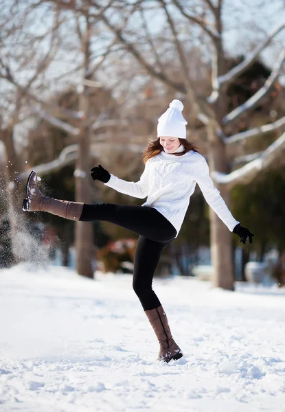 Dívka hraje se sněhem — Stock fotografie