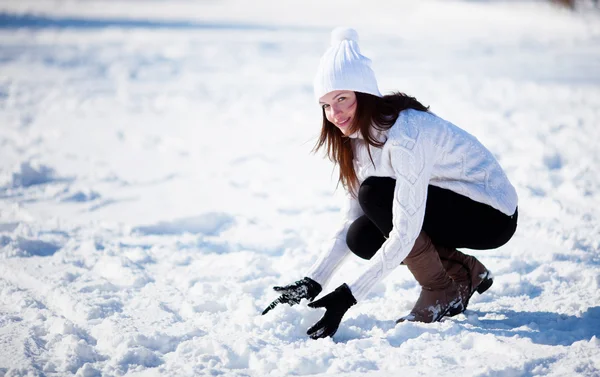 Ragazza che gioca con la neve — Foto Stock