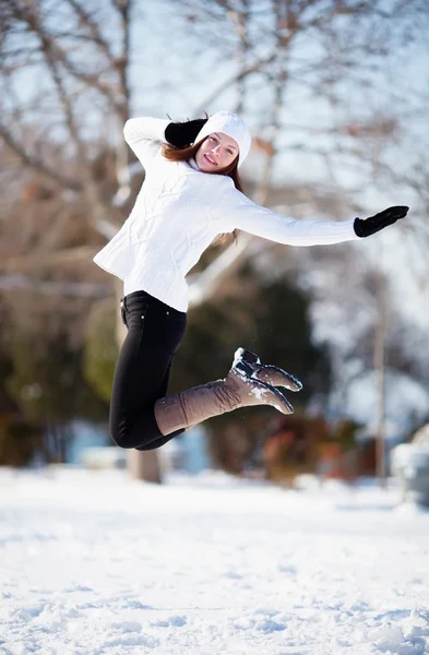 雪と遊ぶ女の子 — ストック写真