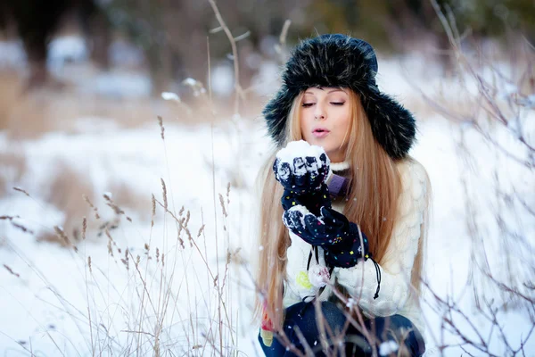 Talvi tyttö — kuvapankkivalokuva