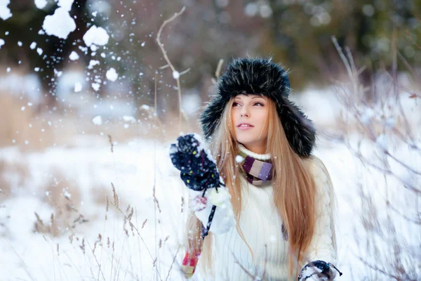 Зимняя девушка — стоковое фото