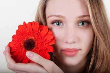 gerbera ile kız