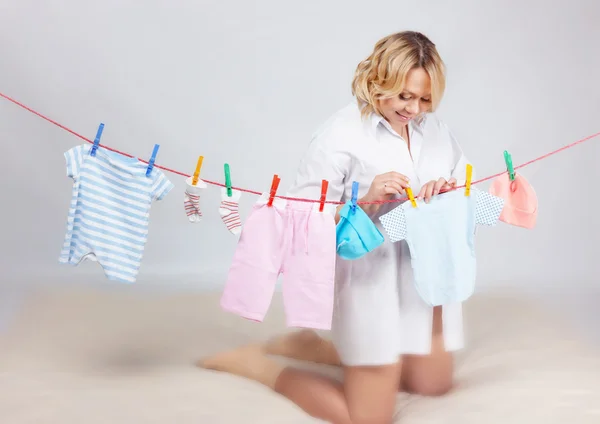 赤ん坊の洗濯と女性 — ストック写真