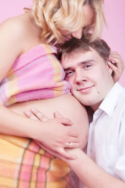 Чоловік з вагітною дружиною — стокове фото