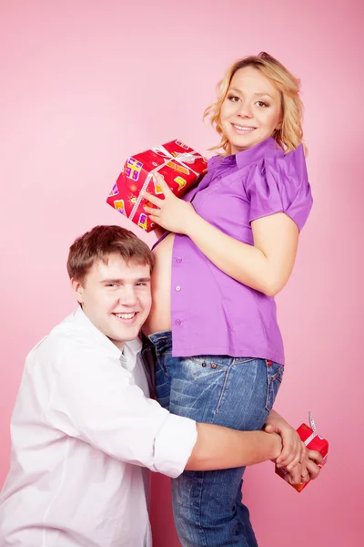 Муж с беременной женой — стоковое фото