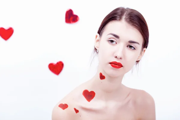 Brünettes Mädchen mit roten Herzen — Stockfoto