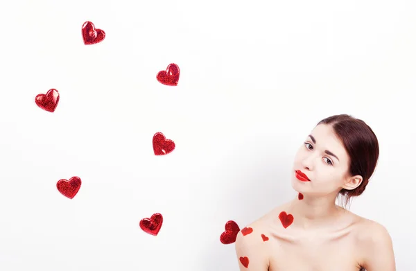 Brünettes Mädchen mit roten Herzen — Stockfoto