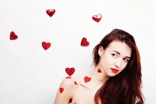 Kırmızı kalpler ile esmer kız — Stok fotoğraf