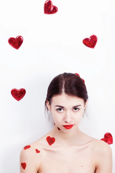 Μελαχρινή κοπέλα με κόκκινες καρδιές — Φωτογραφία Αρχείου