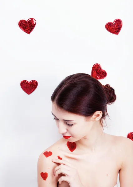 黑发女孩用红色的心 — 图库照片