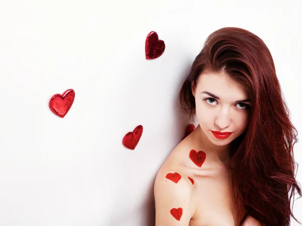 黑发女孩用红色的心 — 图库照片
