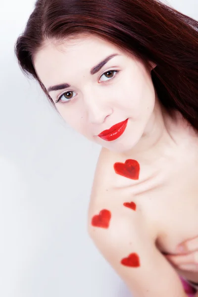 Brunetka dziewczynka z czerwone serca — Zdjęcie stockowe
