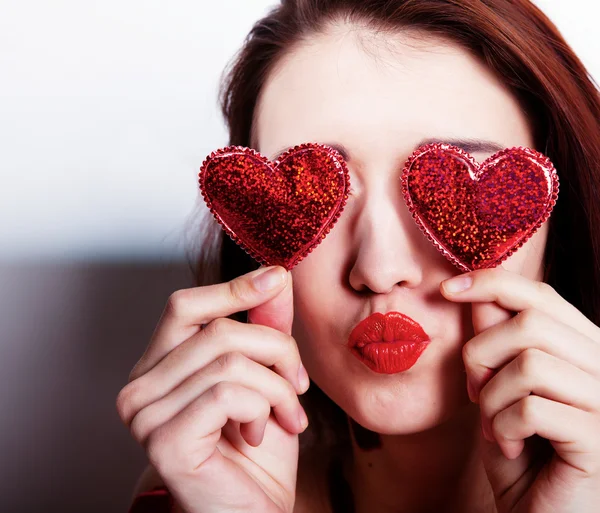 Brunett tjej med röda hjärtan — Stockfoto