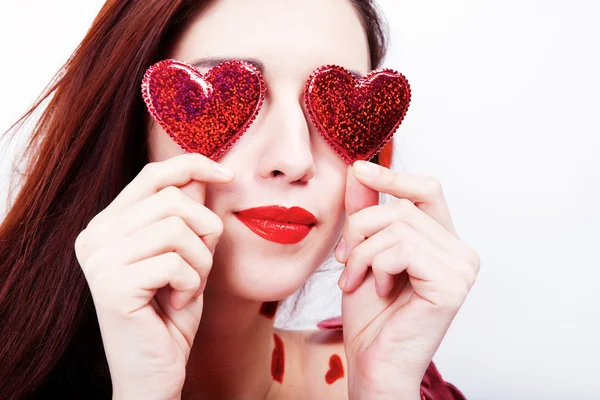 Brunetka s červeným srdcem — Stock fotografie