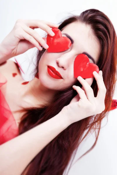 Μελαχρινή κοπέλα με κόκκινες καρδιές — Φωτογραφία Αρχείου