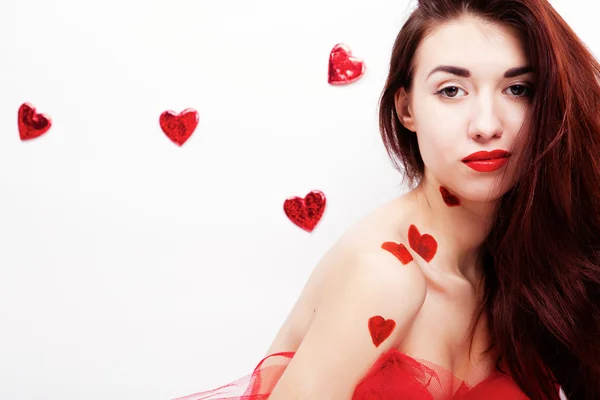 Kırmızı kalpler ile esmer kız — Stok fotoğraf