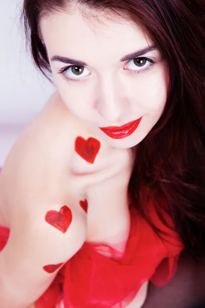 Gadis berambut coklat dengan hati merah — Stok Foto