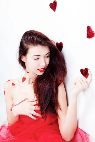 Brunette fille avec des cœurs rouges — Photo