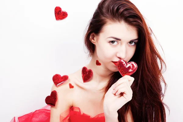 Brunette fille avec des cœurs rouges — Photo