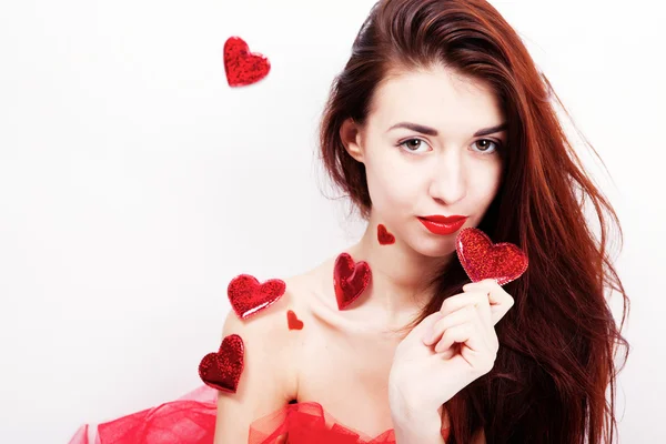 Brunette fille avec des cœurs rouges — Photo