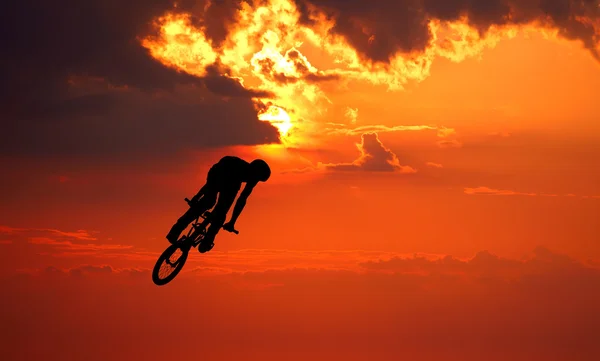 BMX na zachód słońca — Zdjęcie stockowe