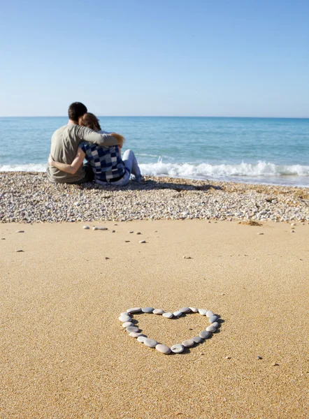 Koudel milenci na pláži — Stock fotografie