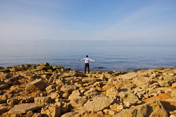 Man in de buurt van zee met laptop — Stockfoto