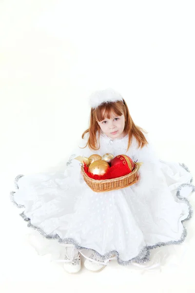 Malá holčička v šatech Vánoce s hračkou — Stock fotografie