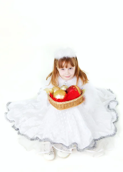 Kleines Mädchen in Weihnachtskleidung mit Spielzeug — Stockfoto