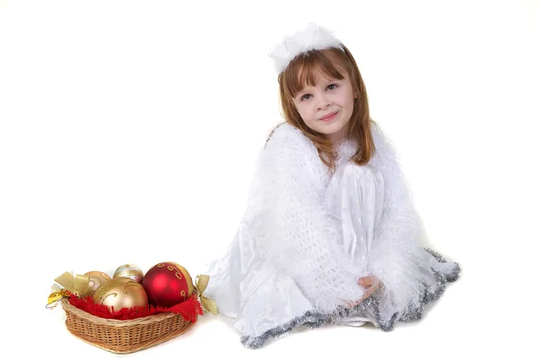 Маленькая девочка в рождественской одежде с игрушкой — стоковое фото
