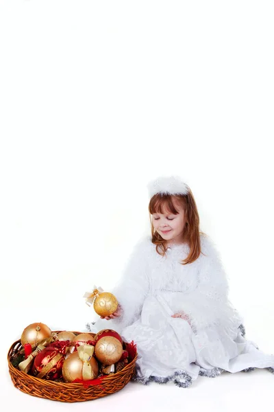 Маленька дівчинка в різдвяному одязі з іграшкою — стокове фото