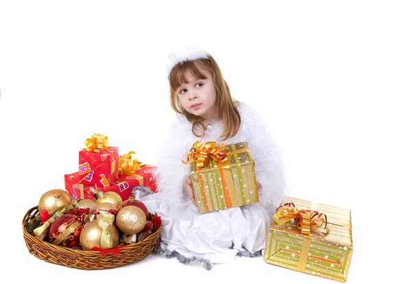 Petite fille en vêtements de Noël avec jouet — Photo