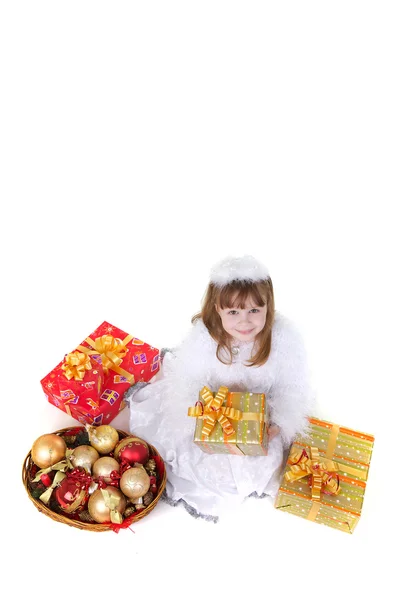 Liten flicka i jul kläder med leksak — Stockfoto