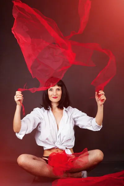 Kadın kırmızı bir bez parçası ile — Stok fotoğraf