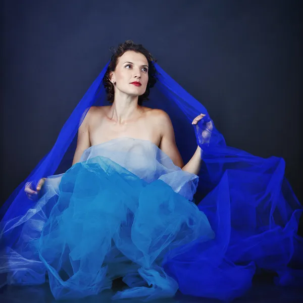 Mujer con un pedazo de tela azul —  Fotos de Stock