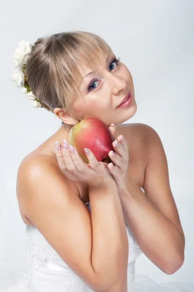 Brud med äpple — Stockfoto