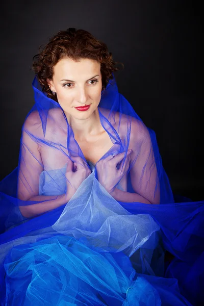 Жінка з блакитним шматочком тканини — стокове фото