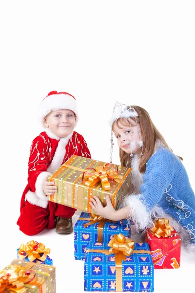 Küçük kız ve erkek oyuncakları ile yılbaşı elbiseleri — Stok fotoğraf