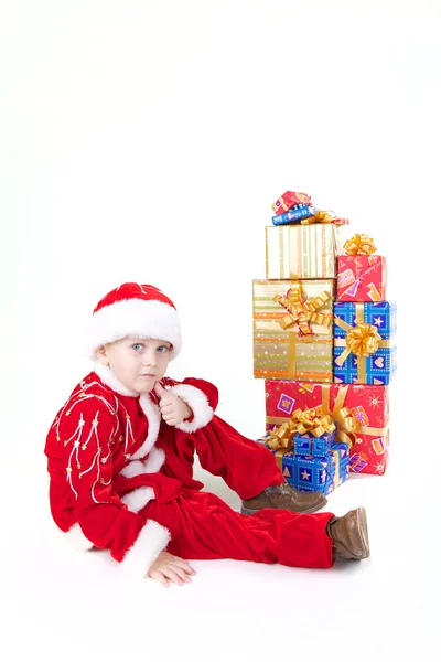 Ragazzo in abiti natalizi con regali — Foto Stock