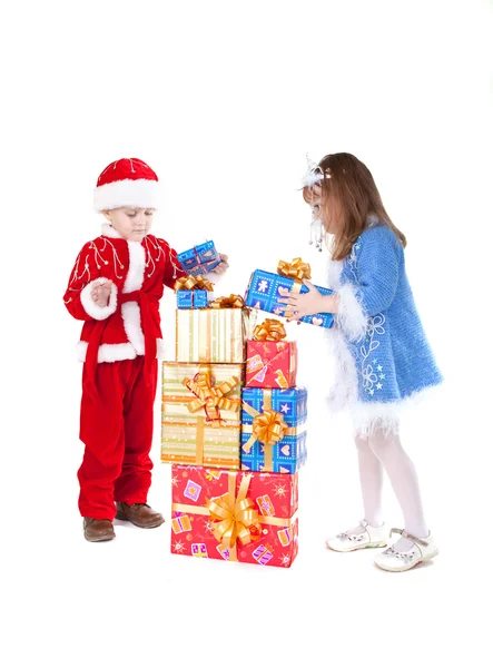 Ragazzina e ragazzo in abiti di Natale con giocattoli — Foto Stock