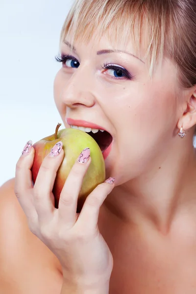 Brud med äpple — Stockfoto