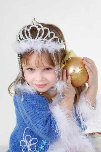 Маленькая девочка в рождественской одежде с игрушкой — стоковое фото